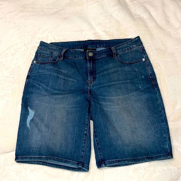 𝅺bermuda Shorts - Picture 1 of 3
